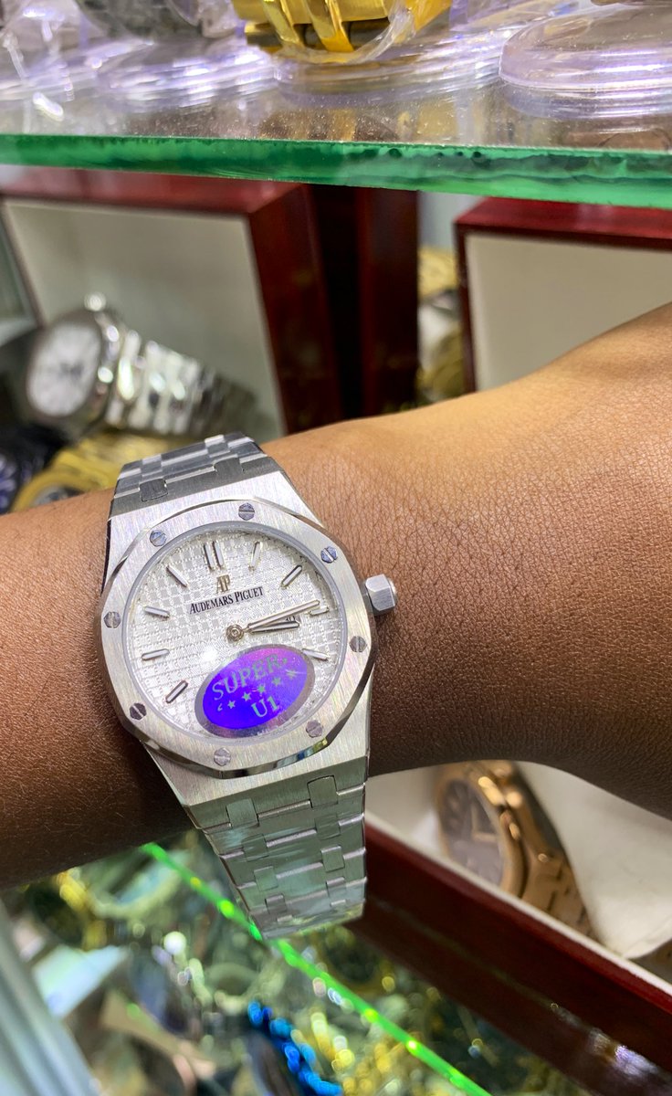 Dstore237's tweet photo. Bonjour et bon début de semaine. 😍
⌚️: Audemars Piguet
🏷: 60 000 FCFA
Livraison 🚚 et expédition 📦 possible!✨
#Rt
#RTandFAV
#Rtapprecies https://t.co/ZZ2peJXquY
