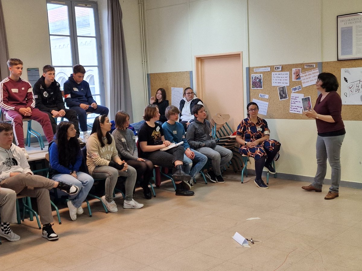 clgpierreloti's tweet photo. Visite au collège de l'auteure Mme Sylvie Allouche dans le cadre du prix littéraire ADOpte un livre avec une classe de 3ème. Merci à Mme Solignat, professeure, pour son implication dans la mise en place de cette action. @acpoitiers @DSDEN17 @departement17 @VSolignat @SMarcilly https://t.co/cI8tKNLWz9