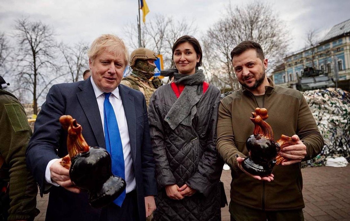 Сколько петухов на фотографии?

#Джонсон #Зеленский #петух #визит #Украина