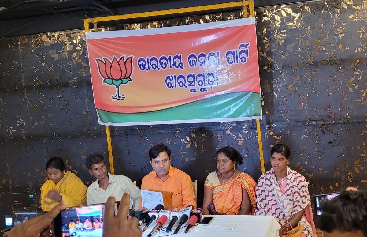 tankadharbjp's tweet photo. Addressed to press on negligence to burnt workers by @TheJSWGroup at Jharsuguda, as the company didn’t take any action since last one month. Mysterious step was taken by the staff of @nabadasjsg ji by offering them money to keep quite and not to open voice against the company. https://t.co/aGGo5gff30