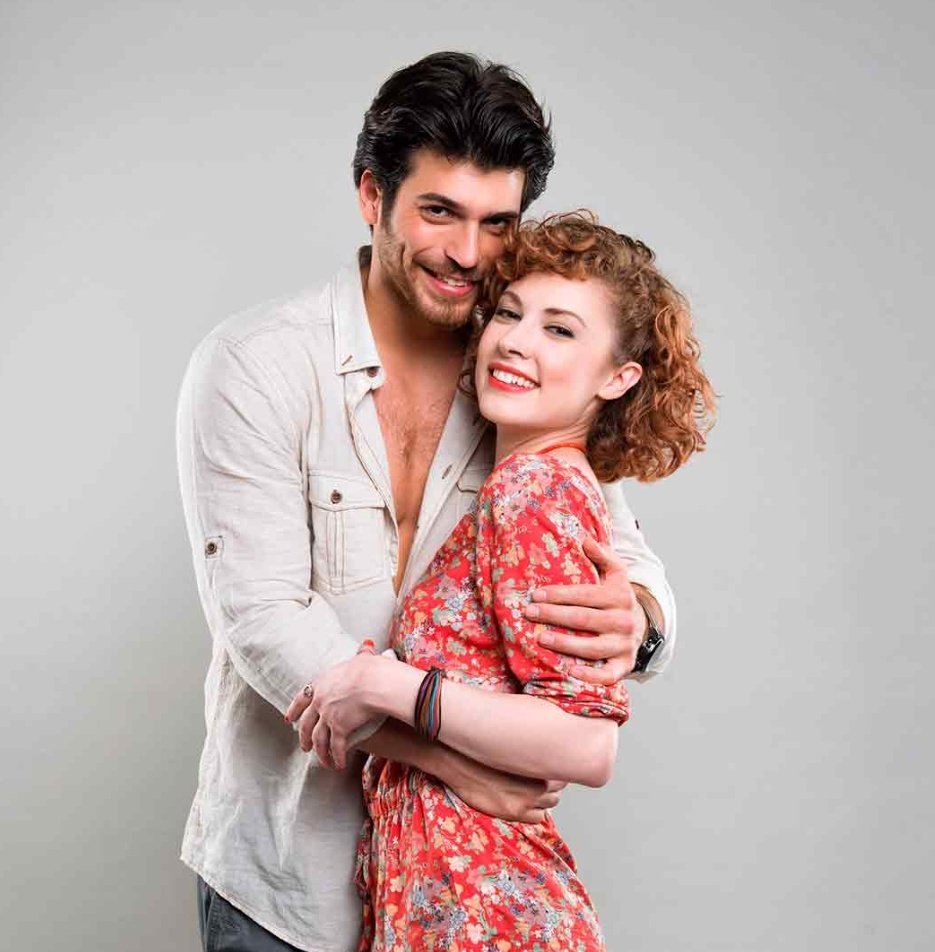 Sereyo11's tweet photo. ¡Buenos días! ¡Ánimo con el lunes que esta semana es más cortita! 

Día 118. Yalın y Defne.

Siempre han sido una de mis parejas favoritas ♥️

#CanYaman #CYChallenge #CYReto #InadinaAsk https://t.co/PnuTrIXKG5
