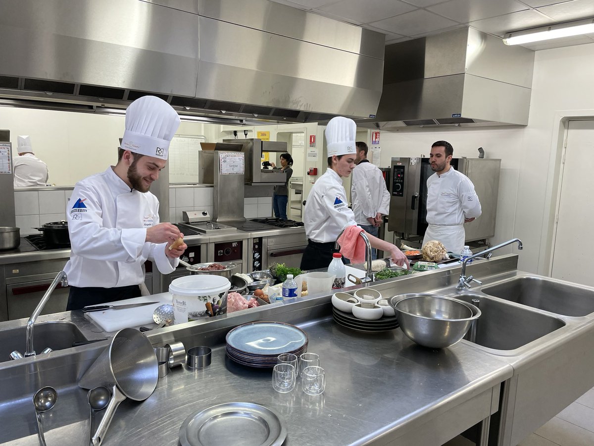 En préparation 👩🏼‍🍳🧑🏼‍🍳 Rognons et ris de veau en cocotte – purée de pomme de terre et un légume au #Concours Jeunes Talents #MaîtreRestaurateur sous le regard du Parrain <a href="/ParnaudT/">Thomas Parnaud</a> Chef ⭐️ 🍽, à #Orléans pour la première étape ! #casentbon #metropartenaire <a href="/CCILoiret/">CCI Loiret</a>
