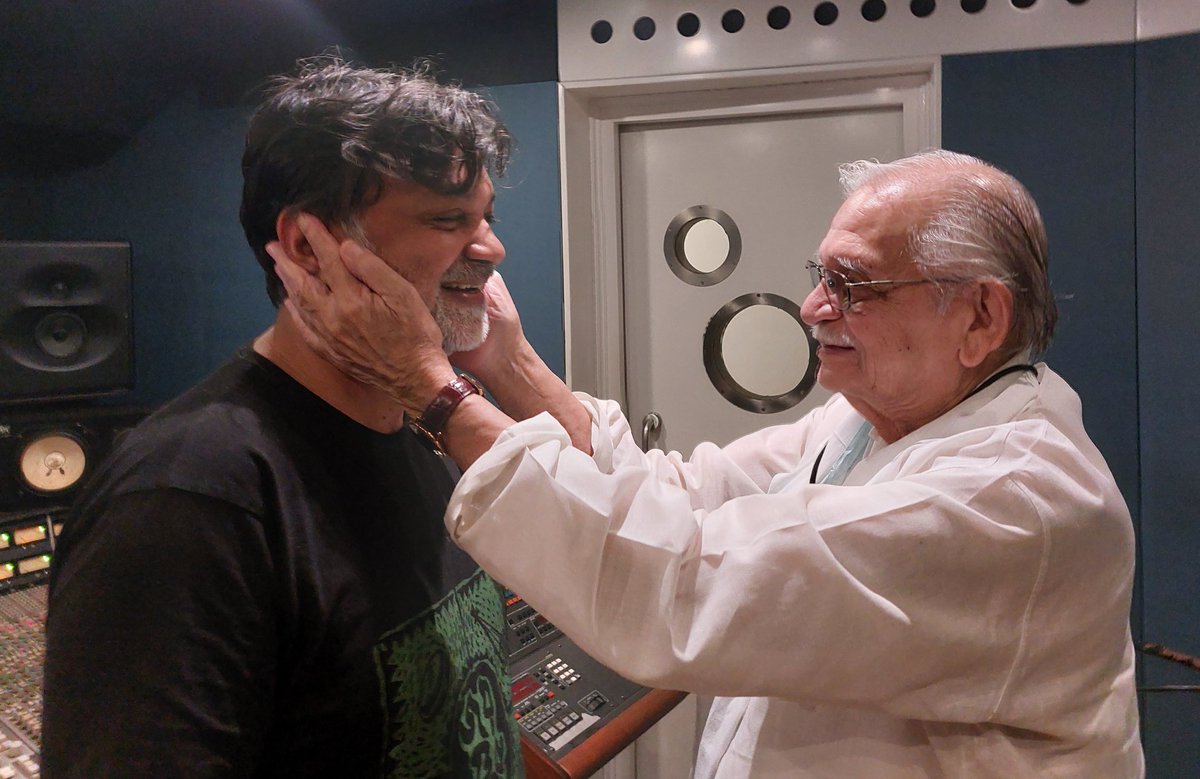srijitspeaketh's tweet photo. "Khushk hone lag gai hai yeh zameen, chal harein perhon ke saayein boyenge, orhke yeh thanda thanda aasmaan, perh ke patte bichhaake soyenge..."
Blessed. #Sherdil #SongRecording https://t.co/VmVBIxqhtz
