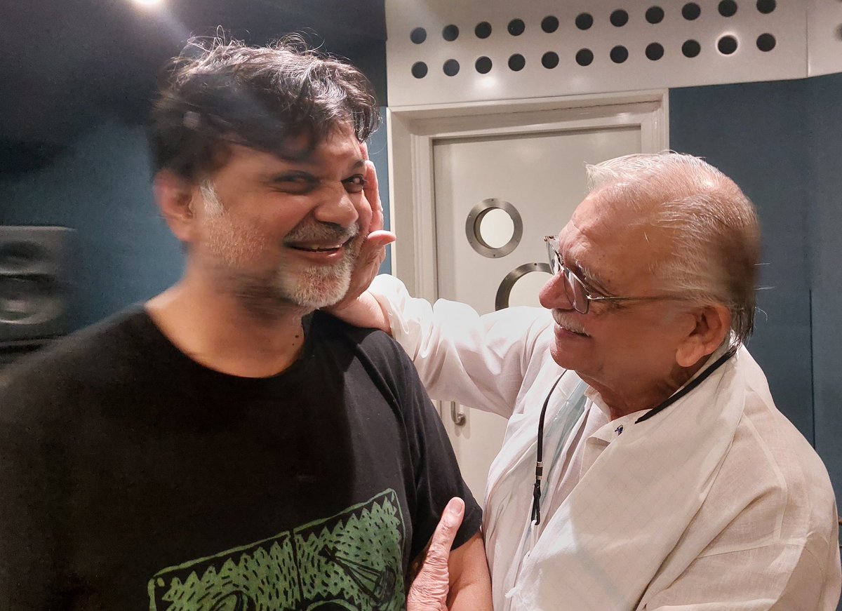 srijitspeaketh's tweet photo. "Khushk hone lag gai hai yeh zameen, chal harein perhon ke saayein boyenge, orhke yeh thanda thanda aasmaan, perh ke patte bichhaake soyenge..."
Blessed. #Sherdil #SongRecording https://t.co/VmVBIxqhtz