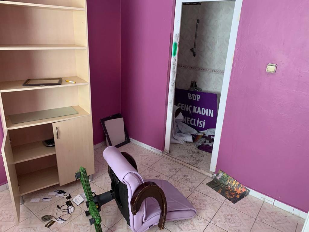 omutcan's tweet photo. Bu sabah saatlerinde  Cizre HDP ilçe binamıza yapılan anı baskınla  bütün kapıları kırıp içeri tarumar etmişler bizi bitiremesiniz bu baskilarla yaşasın HDP https://t.co/n5s8IZwtFP