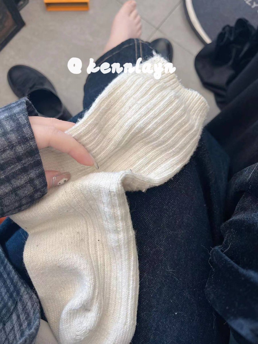 kennlayn's tweet photo. #恋足 #恋鞋 #恋袜 #原味 #原味棉袜 #原味丝袜 #扫楼 #打胶 #舔鞋 #舔袜 #闻鞋 #闻袜   最近开发了一个美术老师，衣品真的棒，让她连续穿了3天的长筒棉袜，连续三天小皮鞋，味道真的太爽了。花了点小钱，美术老师就乖乖的让你打胶她的骚臭袜，下条放打胶图。太爽了，太臭了。 https://t.co/23WUdaqKZZ