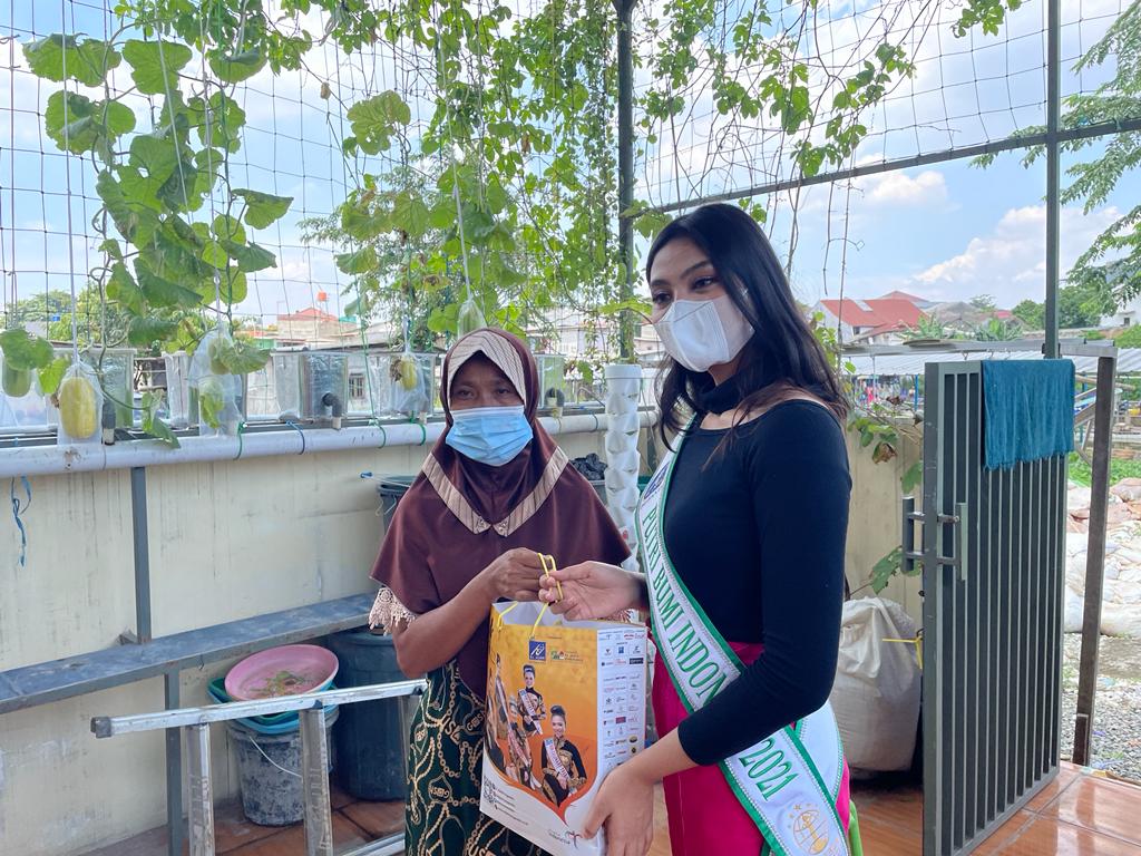 Putri Bumi Indonesia 2021, Eunike melakukan Panen Melon dilahan perkebunan Yayasan Swara Peduli Indonesia, Duren Sawit, Jakarta Timur.
Ini merupakan lahan garapan istri-istri pemulung limbah di Duren Sawit. Buah-buah melon ini akan dijual untuk membantu ekonomi warga sekitar.