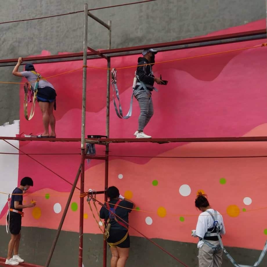 GreatNach's tweet photo. Yesterday we started this volunteer work. Sobrang init, nagkasunburn, naambunan, nauhaw habang Naka-harness kami sa scaffolding in short sobrang nakakapagod. Pero yung pagod namen masaya dahil naniniwala kaming may PAG-ASA 🌺Para po sa inyo @lenirobredo @kikopangilinan https://t.co/bGu9yKzYBZ