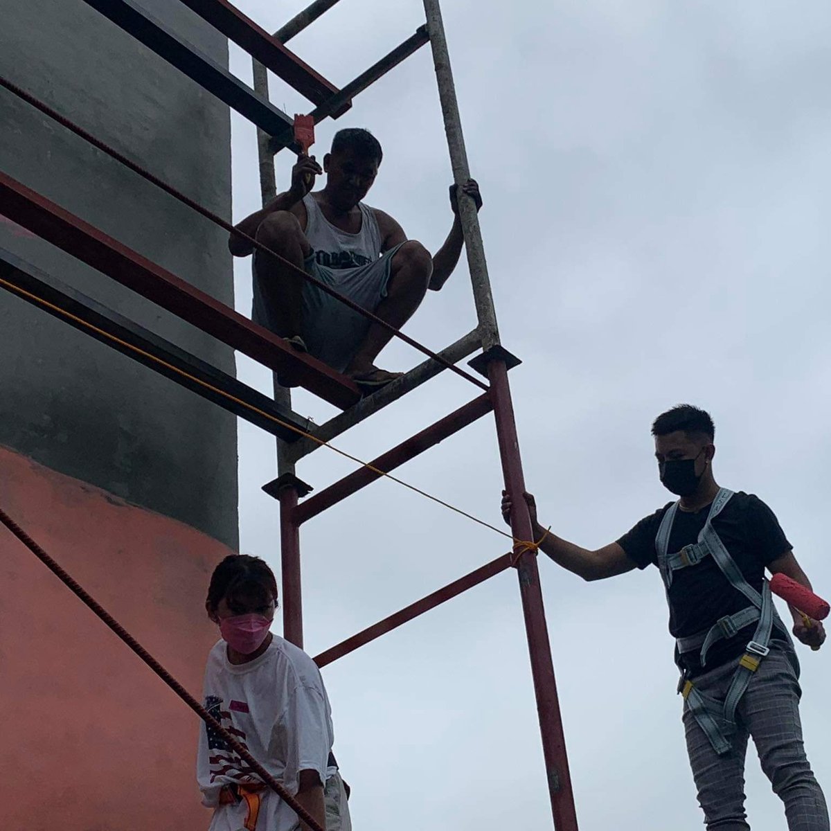 GreatNach's tweet photo. Yesterday we started this volunteer work. Sobrang init, nagkasunburn, naambunan, nauhaw habang Naka-harness kami sa scaffolding in short sobrang nakakapagod. Pero yung pagod namen masaya dahil naniniwala kaming may PAG-ASA 🌺Para po sa inyo @lenirobredo @kikopangilinan https://t.co/bGu9yKzYBZ