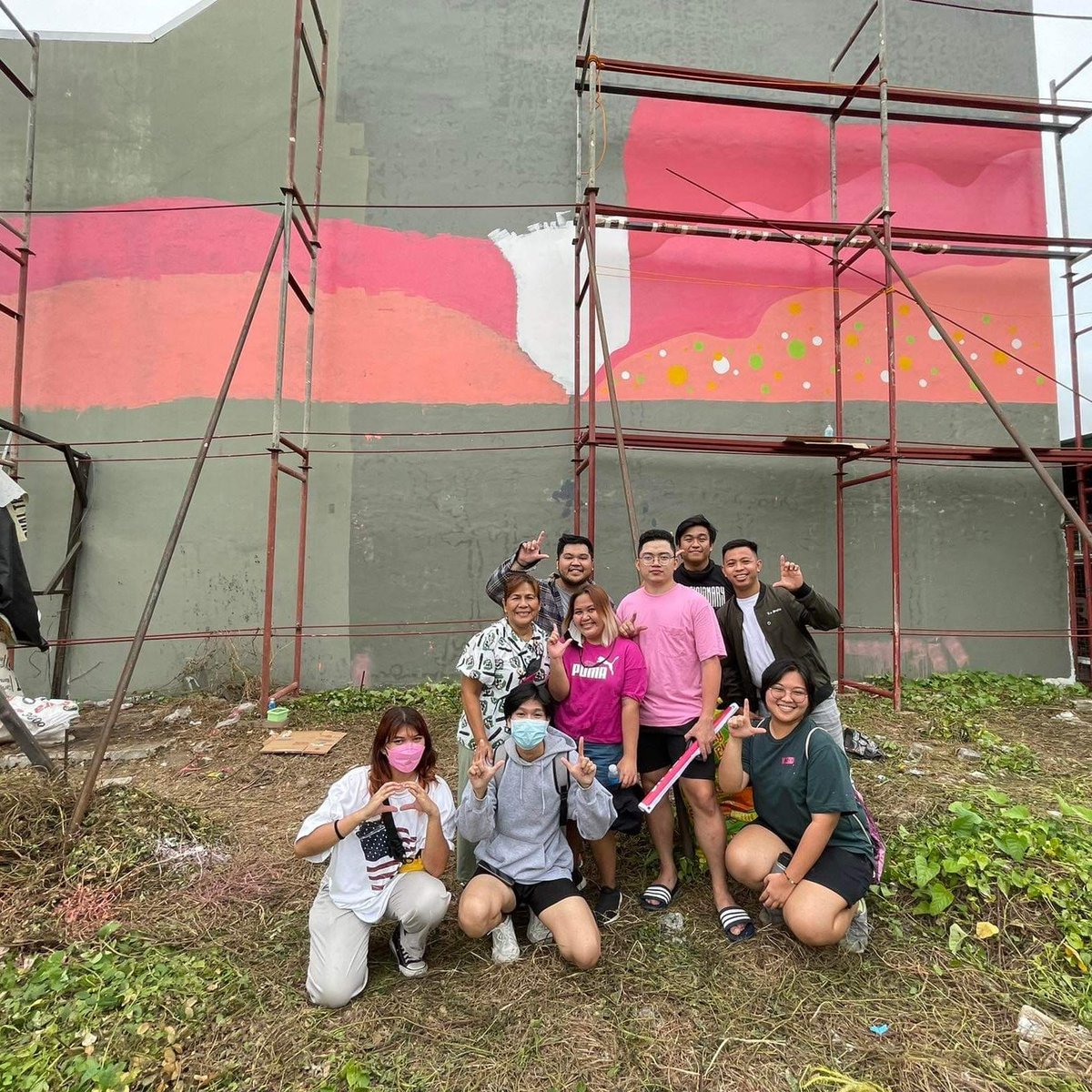 GreatNach's tweet photo. Yesterday we started this volunteer work. Sobrang init, nagkasunburn, naambunan, nauhaw habang Naka-harness kami sa scaffolding in short sobrang nakakapagod. Pero yung pagod namen masaya dahil naniniwala kaming may PAG-ASA 🌺Para po sa inyo @lenirobredo @kikopangilinan https://t.co/bGu9yKzYBZ