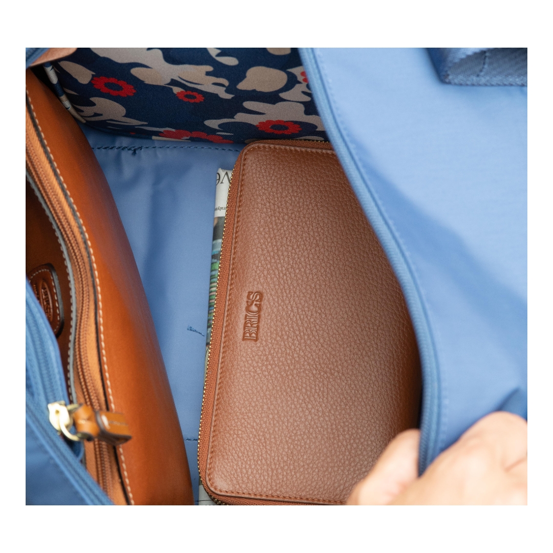 amtiahme's tweet image. Beige like sand, white like the foam of the waves, blue like everything else around.

The perfect color palette for those waiting for summer  🌊

Discover the new X-Collection Blumarine ➡️ bit.ly/Xcollection-eu

#bricsmilano #itravelbrics #XCollection 
@DFCdubai @arabiancenter