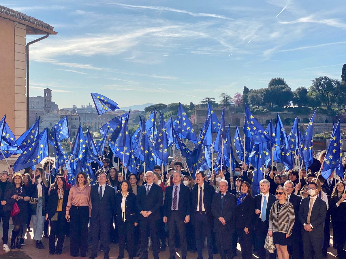 DipPoliticheUE's tweet photo. Le bandiere dell'Unione Europea sventolano dal #Campidoglio per l'evento sulla Conferenza sul futuro dell'Europa con i giovani studenti di #Roma 
#latuaparolaconta #IlFuturoèTuo https://t.co/QzNK8kaXbW