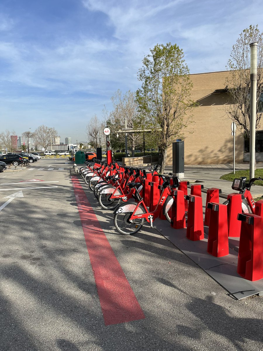 javiortig's tweet photo. Al 2016 quan vaig començar a treballar a la Zona Franca no hi havia carril bici. Potser no es veuen tant aquestes infras però són molt importants si volem fer xarxa i promoure la mobilitat sostenible, especialment en un lloc com la ZF. 👏🏾👏🏾👏🏾 @EnbicixBCN @bicicletaAMB https://t.co/JylExeFKD1
