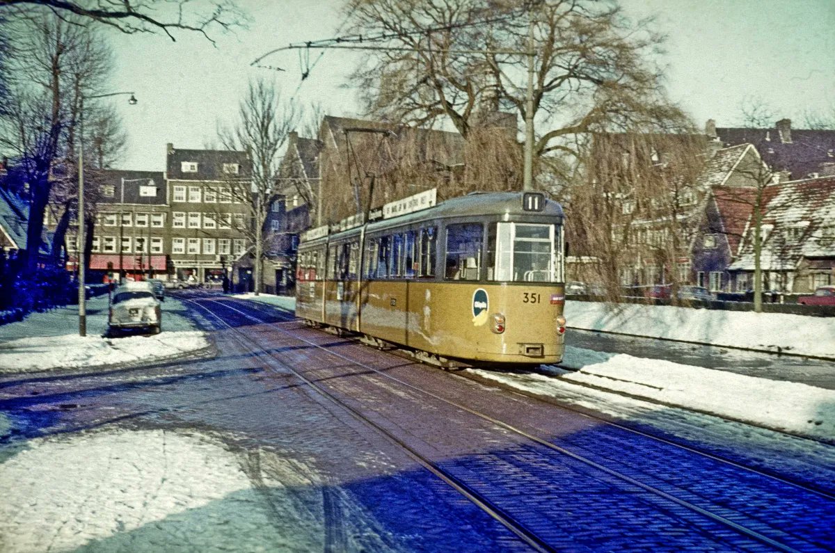 Een tram van lijn 11 op de Langegeer met op de achtergrond de Bree, 20 januari 1968. De fotograaf is J. Havelaar en de foto komt van de site buff.ly/376czpK
