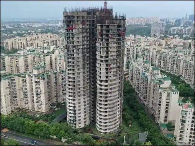 JayDixit_'s tweet photo. #नोएडा में #SuperTech द्वारा बनाए गए इस अवैध बिल्डिंग को गिराने से बेहतर, @UPGovt को चाहिए कि इसको टेकओवर करके सरकारी कार्यालय बना देना दे। जैसे #दिल्ली स्थित #सचिवालय को वर्तमान सरकार ने टेकओवर किया था। @myogiadityanath @PMOIndia @CeoNoida #SupertechTwinTower #सुझाव #Suggession https://t.co/H1u1jnUTf2