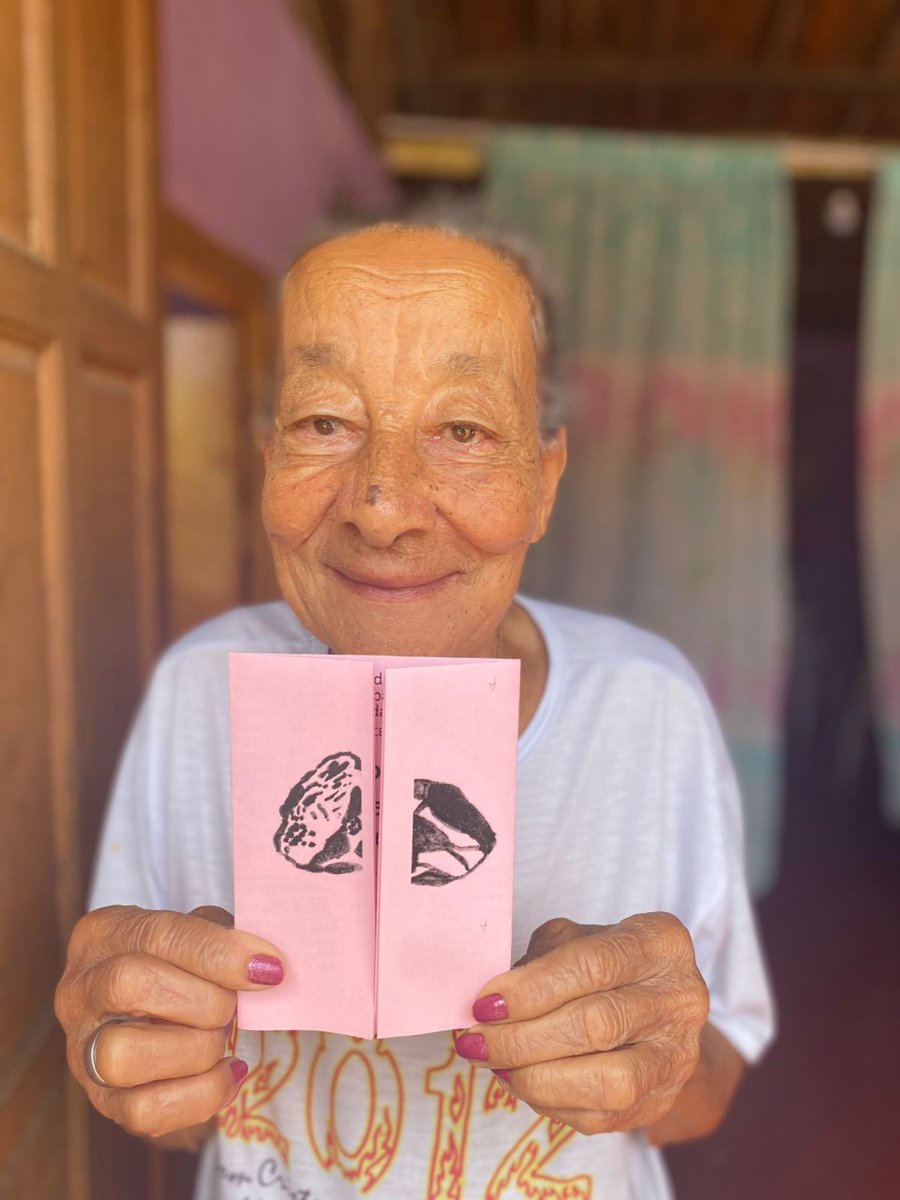 Excited #community member receiving their very own pamphlet about the history of their community! This is such an amazing #collaboration between #artists and #local community members in #Bahia, #Brazil. #WeAreECLIPSE
#globalhealth 
#socialscience
#participatorymethods