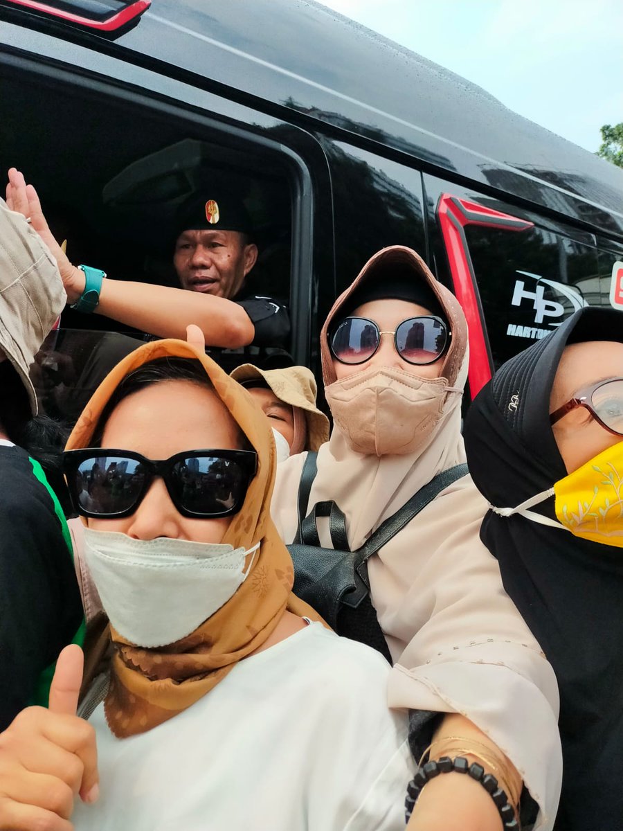 siregar_najeges's tweet photo. Kami juga ikut... emak2...oma2... 💪💪✊️✊️ https://t.co/bvJBIjMl4Z