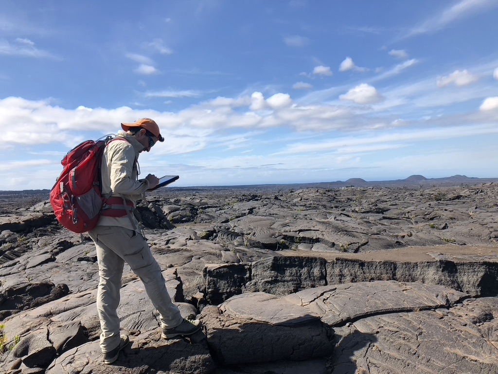 VTLAB_Joel's tweet photo. Looking for ground cracks in the Ka'u Desert during the day with @stefano_volcano (#Kilauea volcano, Hawaii). @snsf_ch @sciences_UNIGE @USGSVolcanoes https://t.co/kXp2FqsoAm
