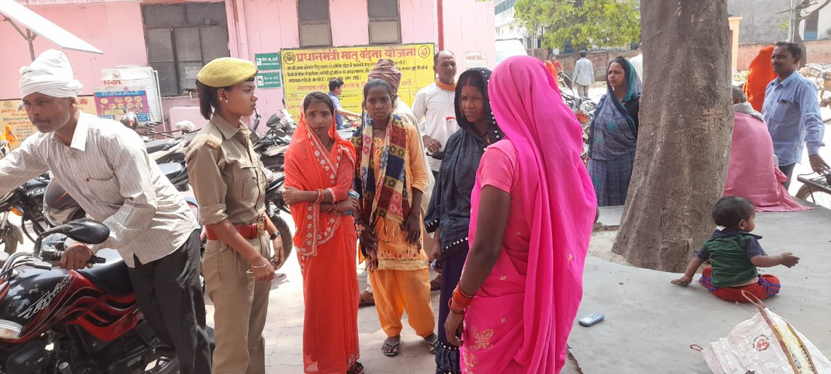 shravastipolice's tweet photo. #थ��ना_इकौना
#मिशनशक्ति
नारी सुरक्षा दल द्वारा #मिशनशक्ति के प्रचार-प्रसार हेतु कस्बा/क्षेत्र का भ्रमण कर बालिकाओं/महिलाओं को UP-112, वूमेन पावर लाइन 1090, मुख्यमंत्री हेल्पलाइन, ट्वीटर सेवा आदि के बारे में जानकारी देते हुए जागरूक किया गया।
#MissionShakti https://t.co/8oCleLUhB1