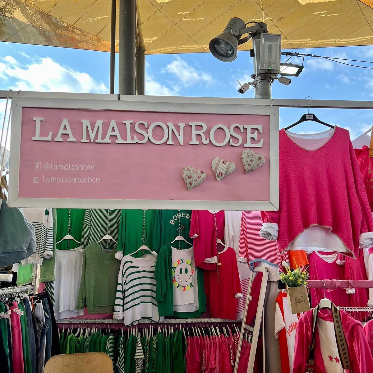 EncantsBCN's tweet photo. 🛍️ A #LaMaisonRose (433) ja us podeu emprovar la col·lecció de #modaicomplements 👚👖👗👟👜 per a #dona de la temporada Primavera-Estiu 2022, tot a bon preu! I continuaran arribant novetats de marques que marquen tendències.
#EncantsBarcelona #diademercat #díademercado https://t.co/cnKvTVOBNq