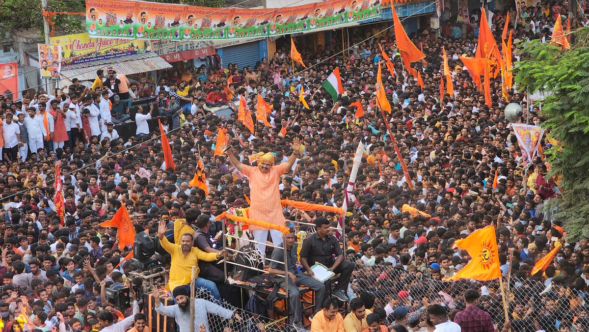 TigerRajaSingh's tweet photo. हज़ारो की संख्या में आकर इस बार की श्री राम नवमी को सफल बनाने वाले मेरे हर हिन्दू भाई को मैं हाथ जोड़ कर प्रणाम करता हु।

आशा करता हु आप सबका साथ और आशीर्वाद मुझपर सदा यूही बना रहेगा।

जय श्री राम 🚩 #SriRamNavami https://t.co/uqO5MAAzp7