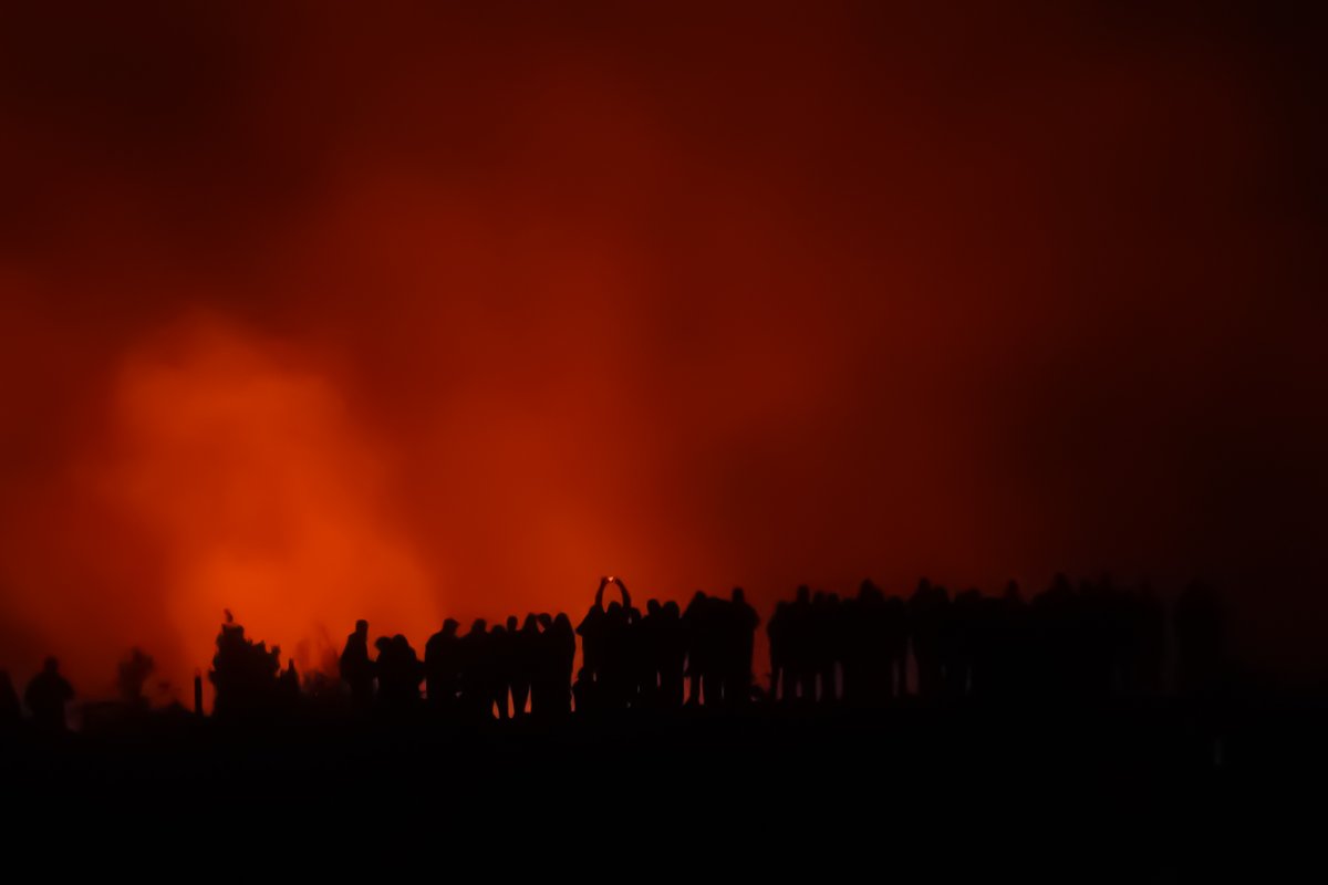 ... Looking at the new born lava lake #Kilauea caldera during the night! @snsf_ch @sciences_UNIGE