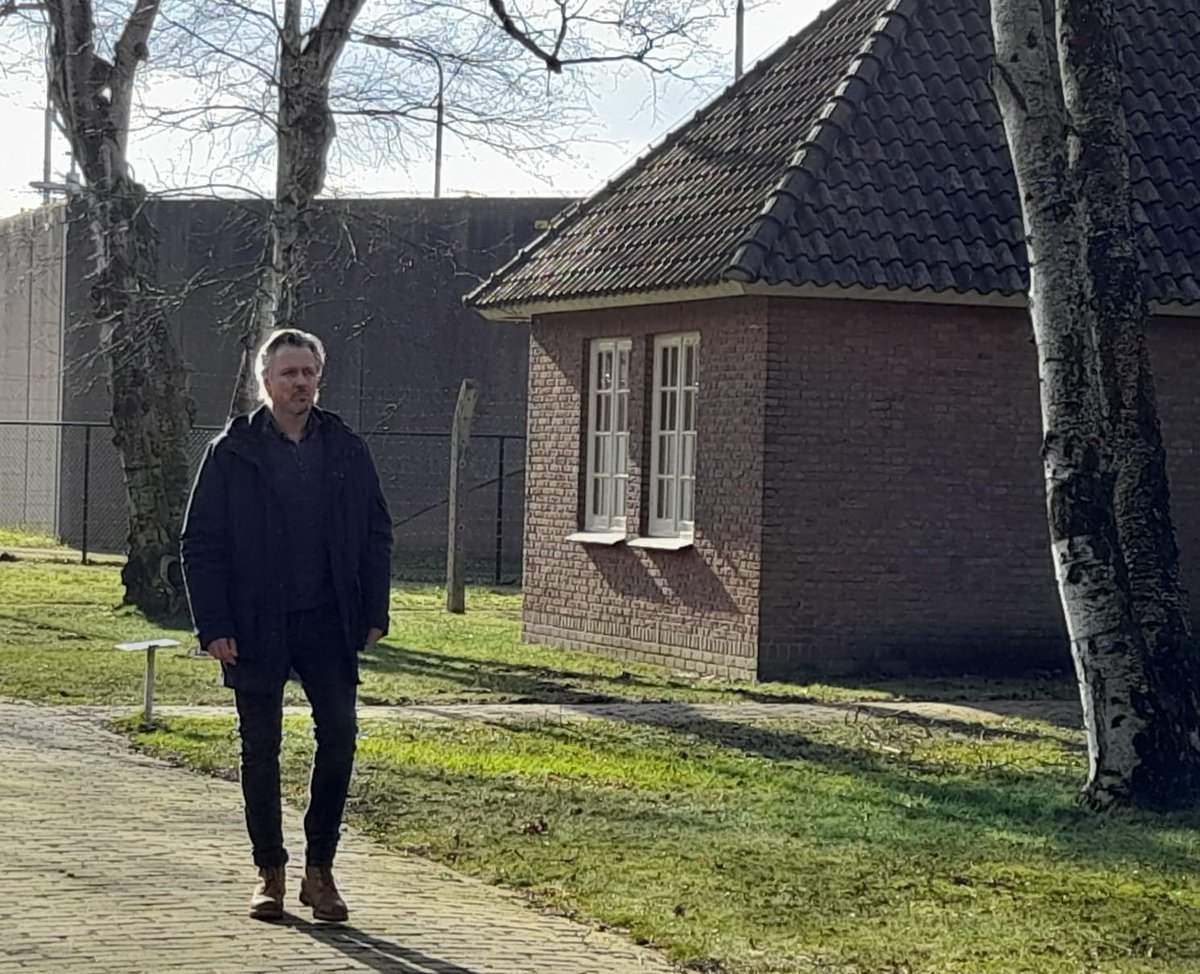 Voor de historische tv-serie '#HetverhaalvanNederland' bezocht Daan Schuurmans @NMkampvught. In de slotaflevering (wo 13-4, NPO1, 20.35 uur) zie je Daan tijdens zijn bezoek aan het voormalig terrein van het SS-concentratiekamp en leer je meer over de WOII geschiedenis van Vught.