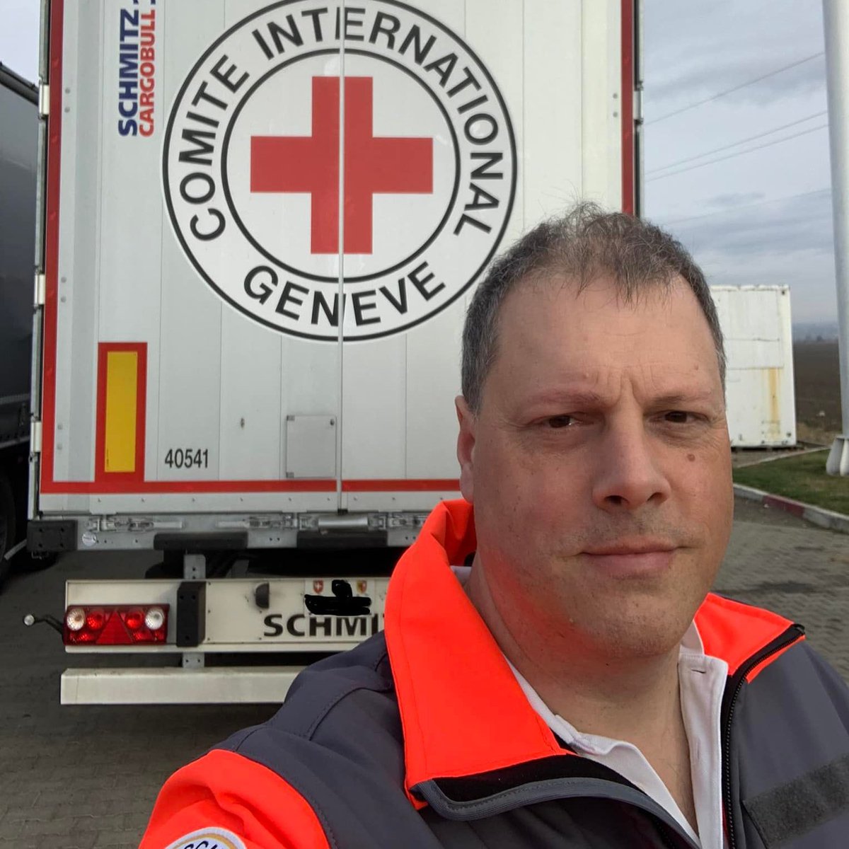 roteskreuzmuc's tweet photo. Es war auch ein emotional sehr fordernder Einsatz für die Kollegen. Zerstörung, Verwüstung, Leid, Verzweiflung in unfassbarem Ausmaß. Fliegeralarm. Gespräche mit den betroffenen Menschen, die zu Tränen rühren. #RedCros #ICRC #BRK https://t.co/o3MqDIK2Hq