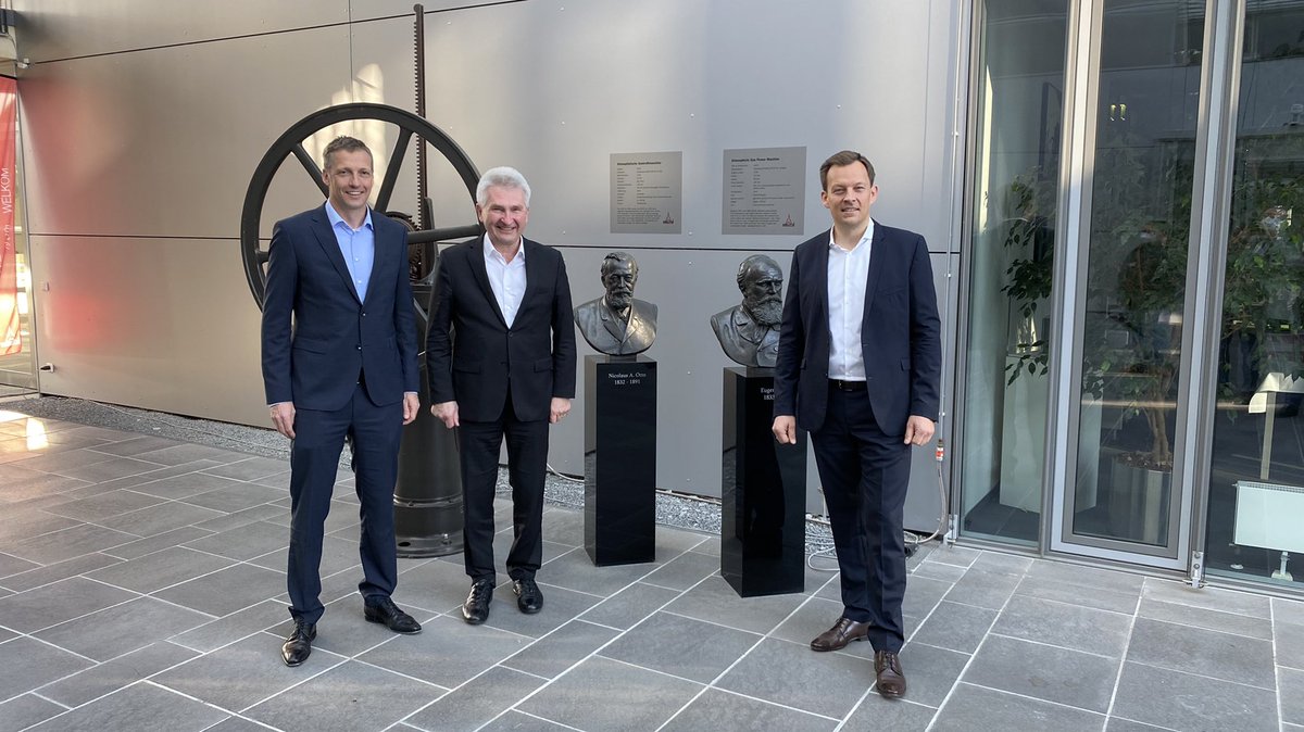 #Wasserstoff statt Diesel:  @A_Pinkwart besuchte die traditionsreiche <a href="/deutz_ag/">DEUTZ AG</a> in <a href="/Koeln/">Stadt Köln</a>. Das Unternehmen hat einen H2 Motor auf Basis eines bestehenden Dieselmotors entwickelt. Pinkwart: Die Autostadt Köln erfindet sich neu im Zeichen von #Klimaschutz. @NRW_E4C #NRW