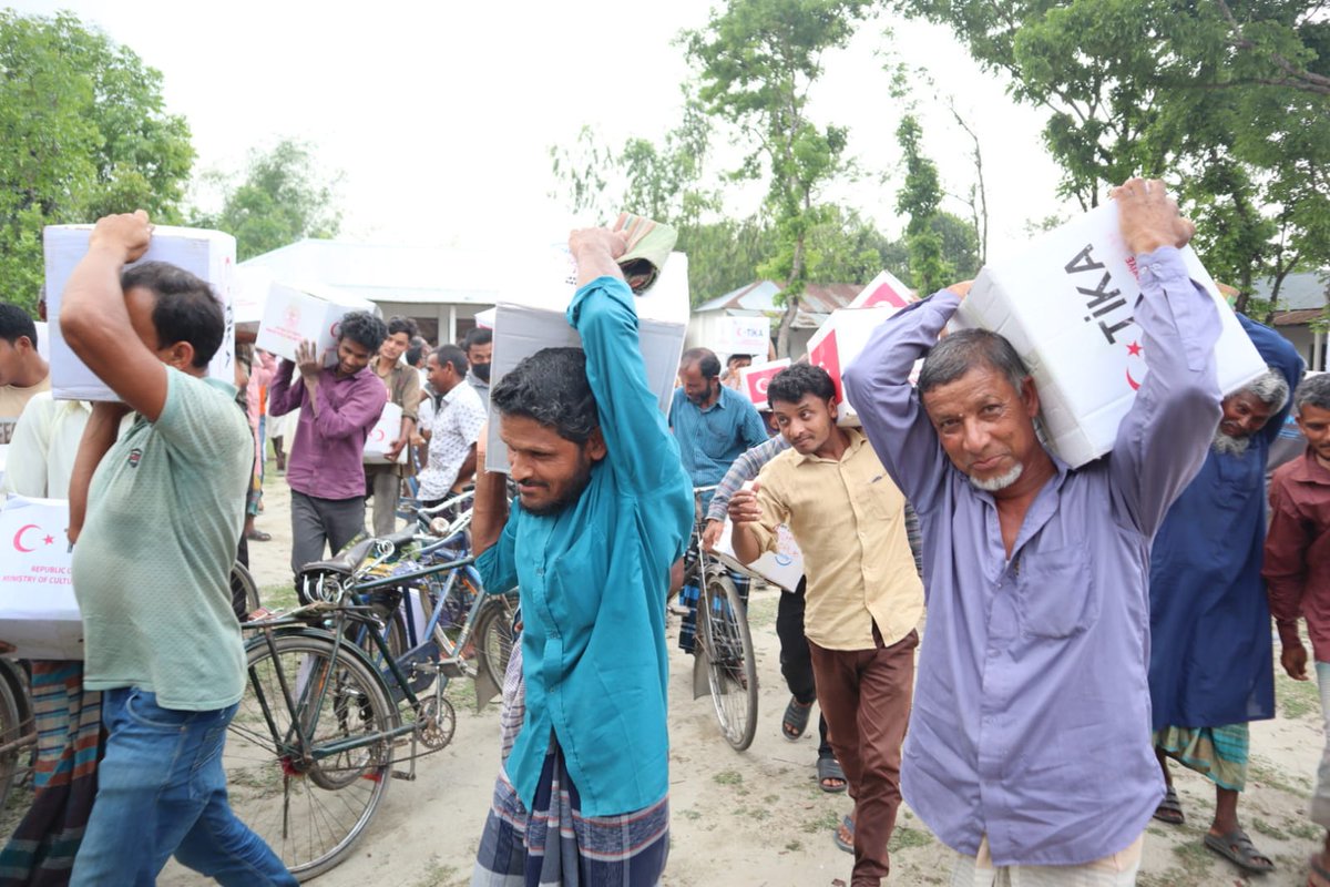 Tika_Bangladesh's tweet photo. পবিত্র রমজান মাস উপলক্ষ্যে তার্কিস কোওপারেশন এন্ড কোওরডিনেশন এর পক্ষ থেকে লালমনিরহাট জেলার পাটগ্রাম উপজেলার দু,টি ইউনিয়নে কোন ভেদাভেদ না রেখে দরিদ্র পরিবারদের মাঝে রমজান এর খাদ্য বাক্স বিতরণ করা হয়। https://t.co/AAHVyshUcE