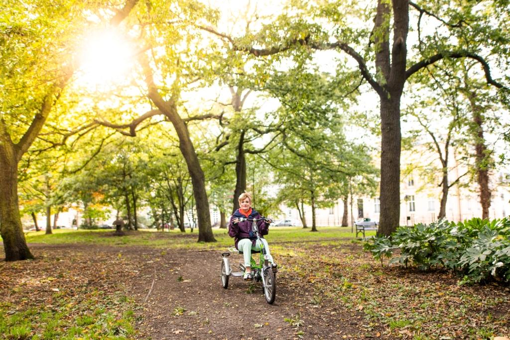 Wit h so much going on in the world, is a campaign focusing on accessible active travel something of a distraction? We believe it's more important than ever because sustainable transport can help with so many pressing issues as our briefings show walkwheelcyclevote.scot/from-the-econo…