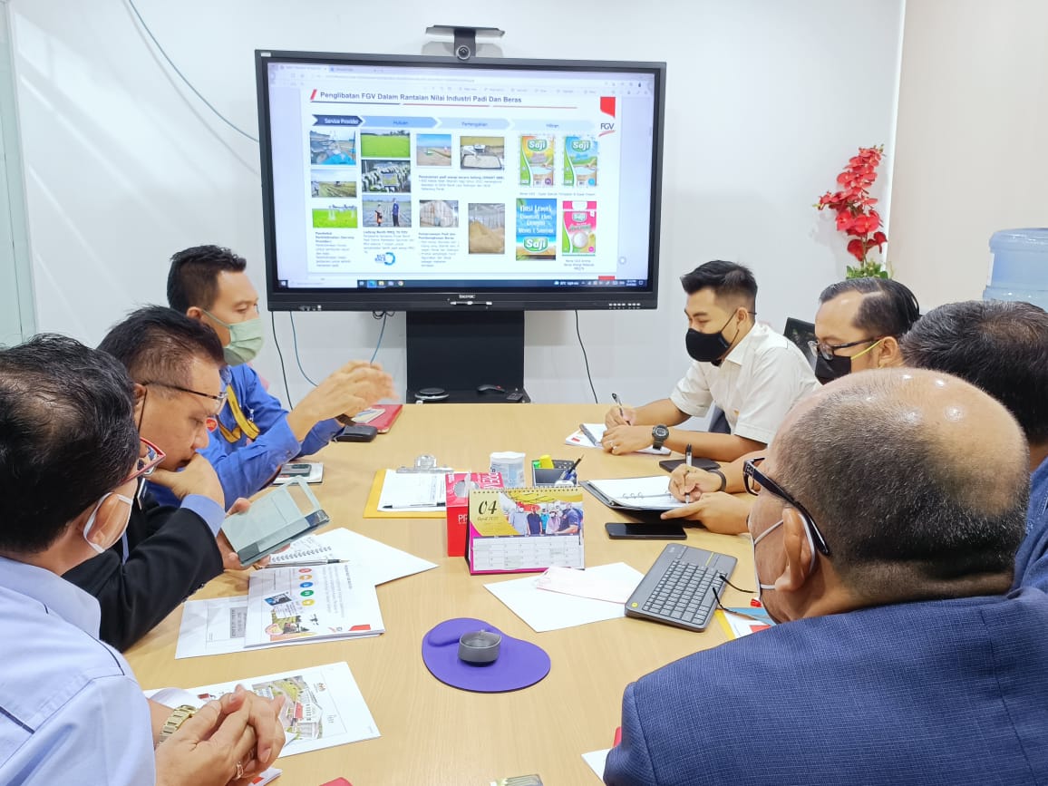 Taklimat dan perbincangan berkaitan SMART SBB MAFI-FGV bersama YB Tuan Ir. Izham Bin Hashim, Exco Infrastruktur dan Pertanian Negeri Selangor bersama pihak IADA Barat Laut Selangor ,FGV dan juga Jabatan Pertanian Selangor.