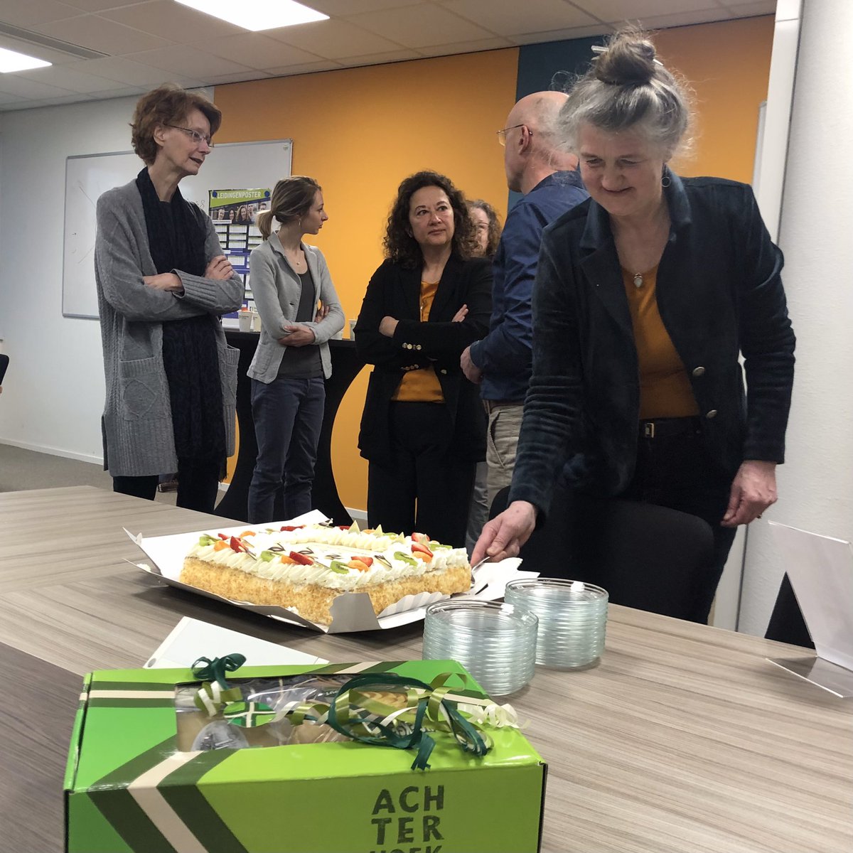 Nieuwe #inburgering in de #Achterhoek is nu echt van start! De uitvoerende partijen van de Z-route, B1-route en onderwijsroute tekenen de overeenkomsten in bijzijn van SZW directeur Arjan van Noort. HAN/RU, TopTaal, Interbeek en Graafschap College, <a href="/rwaarde/">renske waardenburg</a> snijdt het gebak aan.