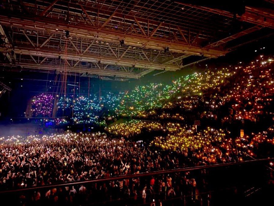 twofallingfly's tweet image. comunque louis tomlinson è la luna di tutte queste stelle