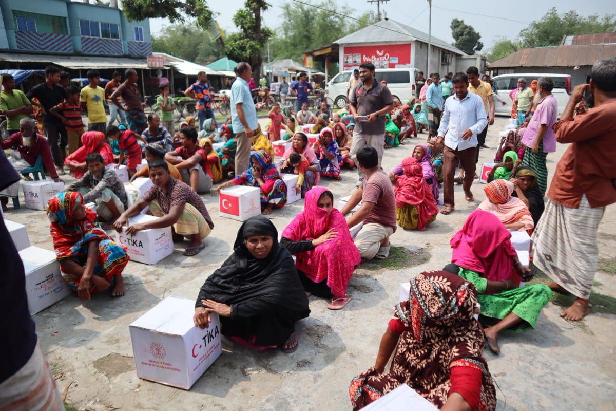 Tika_Bangladesh's tweet photo. On the occasion of the holy month of Ramadan, Turkish Cooperation and Coordination Agency (TIKA) distributed Ramadan food boxes among the poor families of Saidpur and Kisorganj upazilas of Nilphamari district.
#Allforsmiles
#Ramadan 2022
#Happiness https://t.co/8YDO03FilC