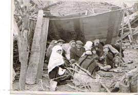 Modern bir ülkeydik 1960'larda. Halkın yüzde 80'i köylerde yaşıyordu ve onların sosyal hayatı da çok moderndi.Alttaki gibi;
1-İkindi çayı öncesi şömineyi yakmak için çalı çırpı toplama etkinliği.
2-Sabah kahvesi eşliğinde tarhana yapımı.
3-Çadırda öğle molası ve koyu bir sohbet.