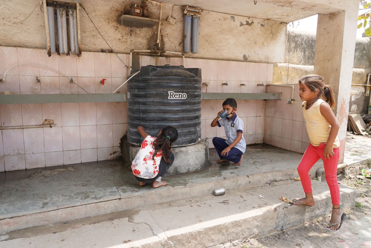 हमारे गुजरात में सरकारी स्कूलों में पढ़ रहे बच्चो को मूलभूत सुविधाएं भी नही मिलती

अच्छी शिक्षा व्यवस्था मुहैया करना भ्र्ष्टाचार में मशगूल भाजपा सरकार के बस की नही

#GujaratKeSchoolDekho