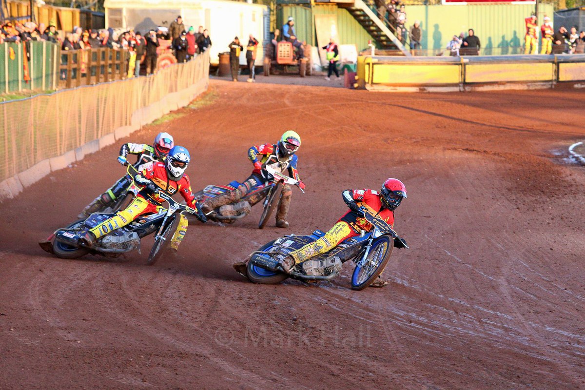 SpeedwayLions's tweet photo. 𝚂𝙻𝙸𝙳𝙸𝙽𝙶 𝙸𝙽𝚃𝙾 𝙰 𝙽𝙴𝚆 𝚆𝙴𝙴𝙺

We’re all buzzing about facing the mighty Poole Pirates at LE4 on Saturday.

🐣 FIRST 100 KIDS GET AN EASTER EGG ON US!

📸 Mark Hall

🏟 Paul Chapman and Sons Arena, Beaumont Sports Complex, Leicester LE4 1DZ

🦁 #LionsRoar https://t.co/NdbXXSvjuI