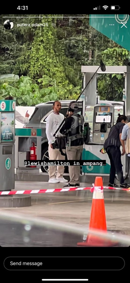 aimanhxzm's tweet photo. Never in my life would I ever imagine seeing Sir Lewis Hamilton, the 7-time world champion, at a Petronas petrol station in AMPANG 💀💀💀 https://t.co/JATFL2BuaJ