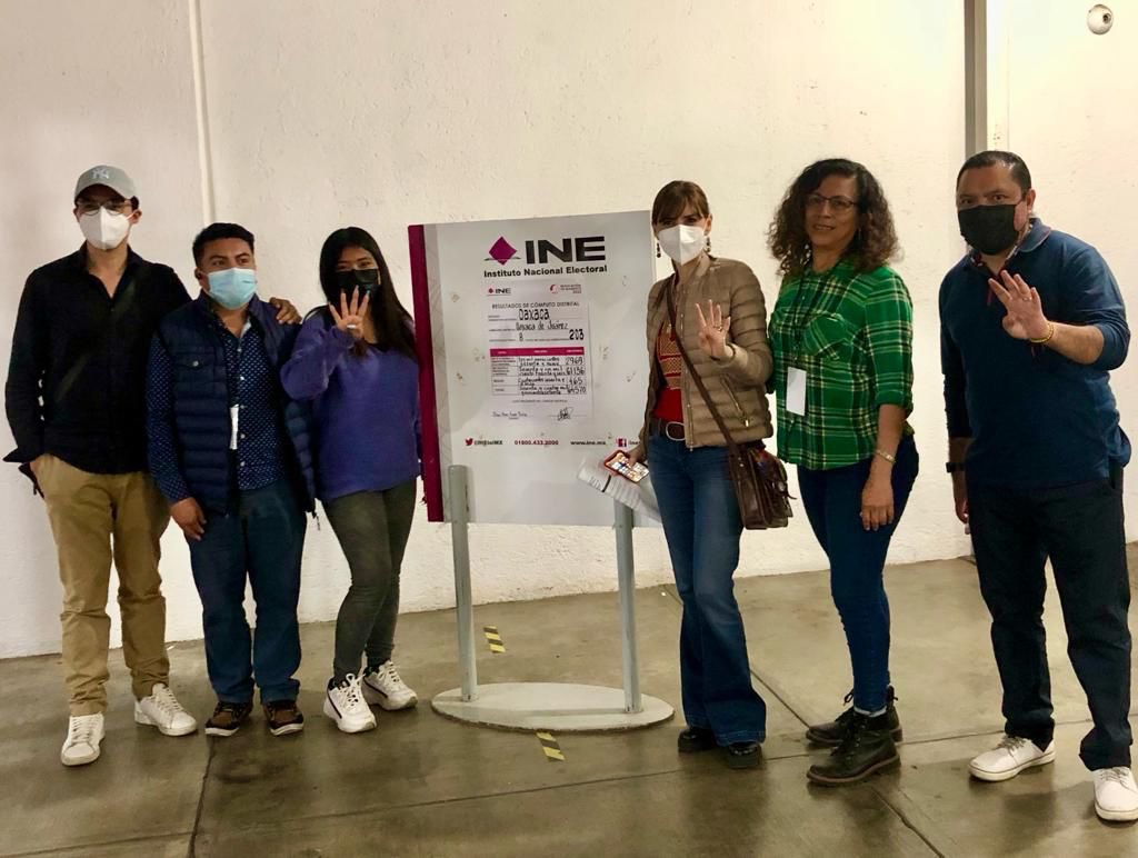 maribelmruiz's tweet photo. ¡Un honor ser parte de esta fiesta democrática histórica! #RevocaciónDeMandato 

Como representante del distrito 08 del Partido del Trabajo, participé en el cómputo de votación, donde se respetó la opinión de las y los ciudadanos. 

¡Todo el poder al pueblo! 🙌🏼 https://t.co/FaibQ6irIS