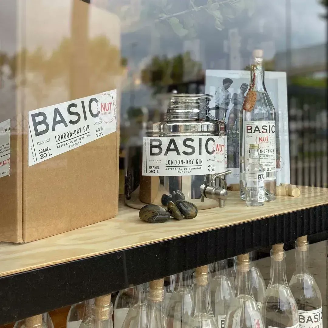 El Gin Basic de Nut és el nostre gin més popular. Refrescant, cítric i amb sis botànics essencials. Tota la qualitat de Nut en versió vermut, sobretaula i festa major 😉
#distillery #empordà
