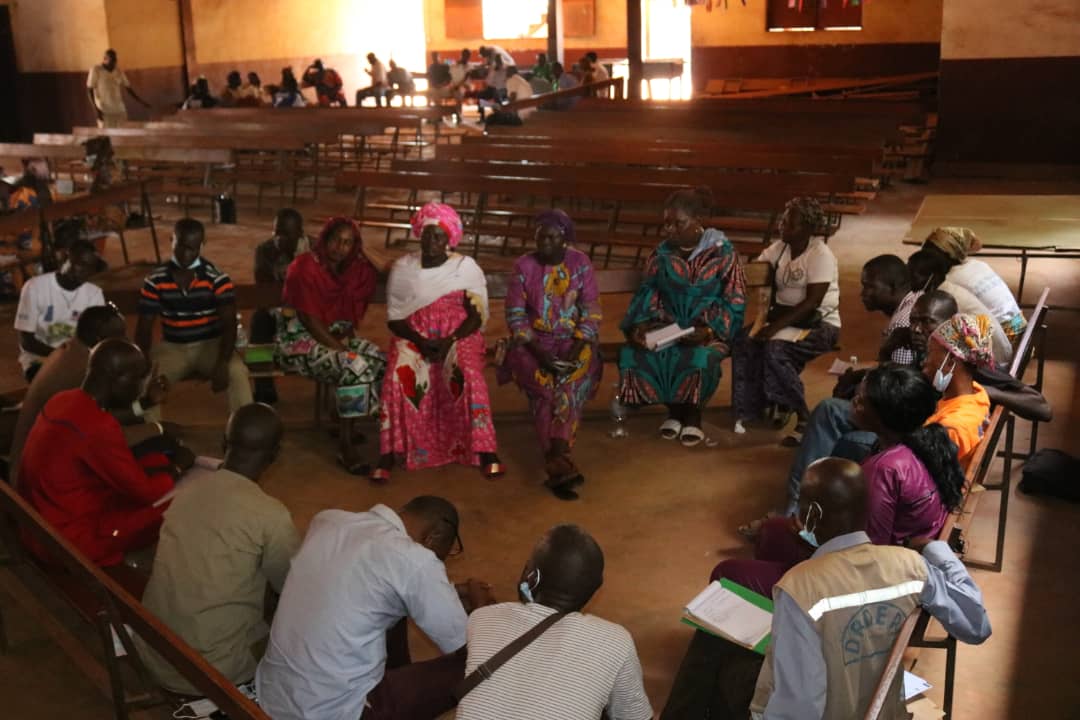 PNUD_RCA's tweet photo. #Stockholm50 : les consultations nationales commencent. 
Autorités locales, représentants des communautés, des femmes &amp; jeunes de Bossangoa, du 8 au 9 avril, ont discuté des problèmes entravant leur bien-être et proposé des pistes de solutions pour l'accélération des #ODD. https://t.co/GlbZ9X3Tb0