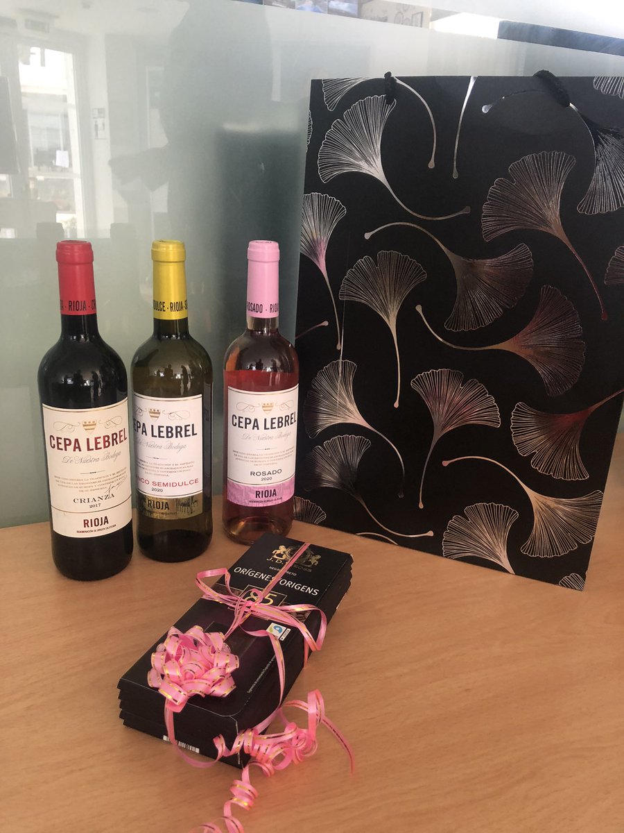 silviavalent2's tweet photo. #Thankyou to our #wonderful &amp; #happy #guests 😀😀😀 #Lanzarote #CanaryIslands #Canarias #playablanca #holiday #stayvacationed #weloveourguests #DPerfectservice #OneTeam #DreamTeam #reception #grateful #sweets #chocolates #biscuits #nice #details #gifts #wine https://t.co/lebUhwd2aq