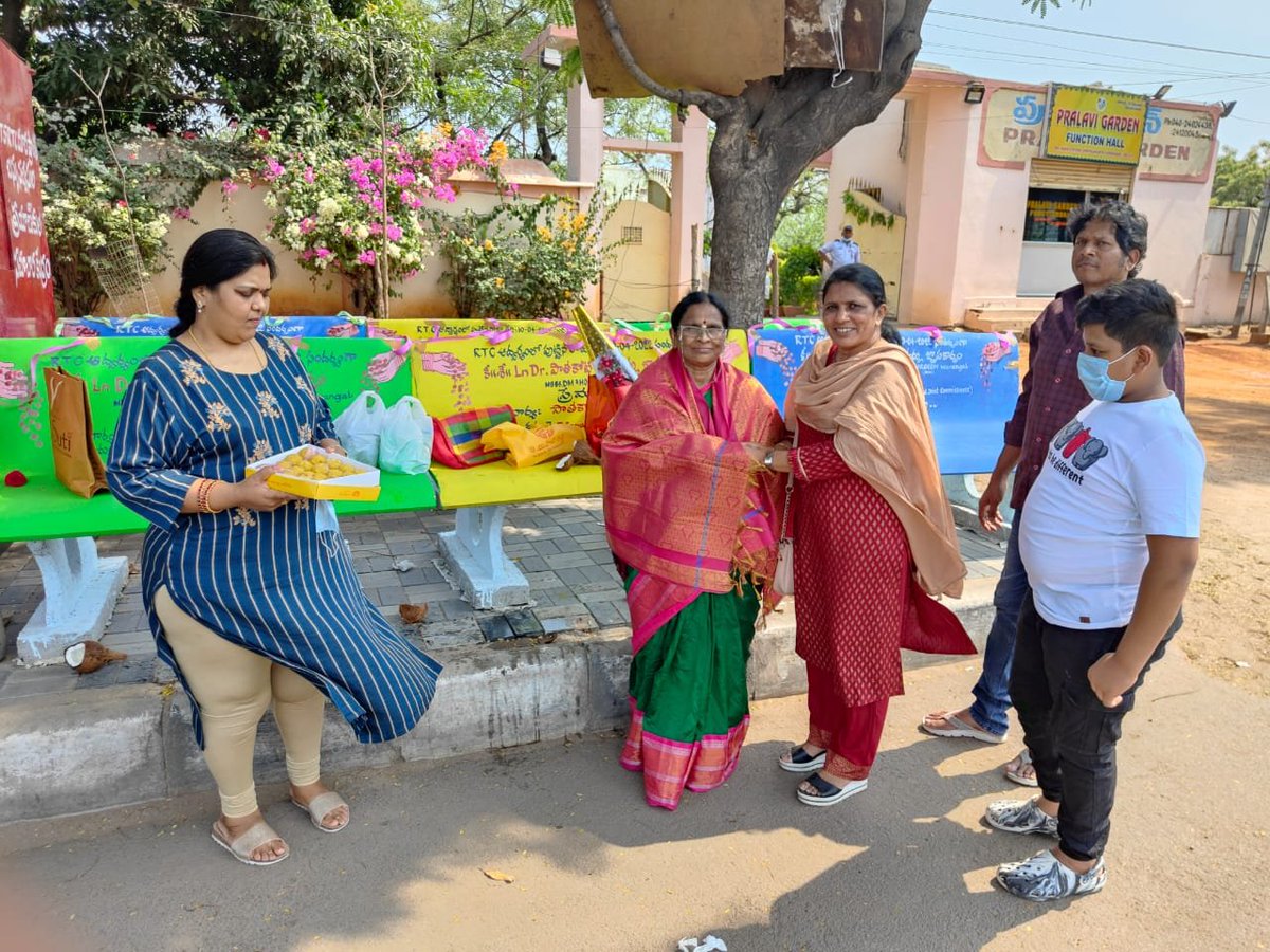 SajjanarVC's tweet image. #TSRTC Appreciates the Noble Gesture of Smt Aruna Garu for donating 6 chairs at LB Nagar #TSRTCBus District Point for the convenience of #passengers. We encourage more such contributions for the betterment of #publictransport  #mondaythoughts #MondayMotivations #MondayMotivaton