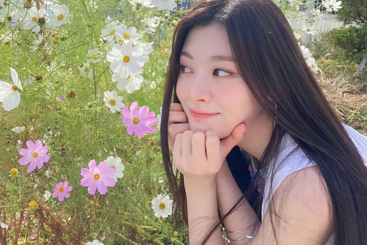 SEEUNSLOOK's tweet photo. on a flowery path with seeun https://t.co/tiVSZ5Ggql