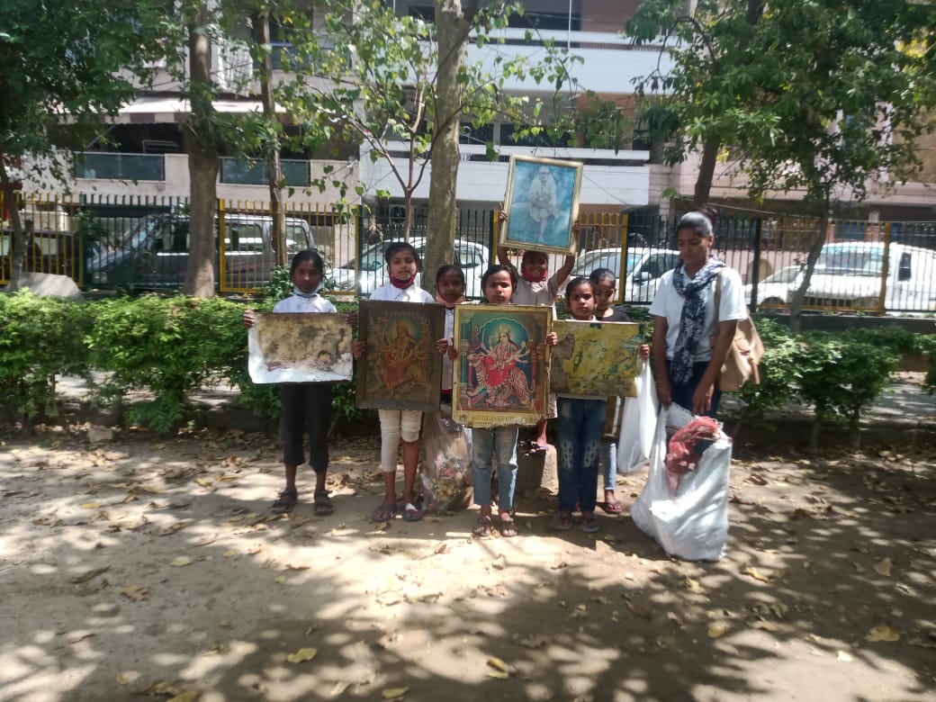saarthik2's tweet photo. A small step towards the environment, before the 9 days of #navratri was complete, little saarthians went to places where old frames of god were discarded to collect and recycle them with their creativity.

#saarthifoundation #environmentallyfriendly 
#k2groupindia https://t.co/DIRDE7gF8P