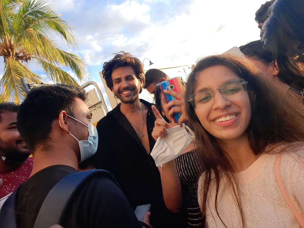 stayalivekookie's tweet photo. #FanMoment #Shehzada #KartikAaryan
It was so funn!!! Thank you ❤️
All the best for your film! 👍👍
@TheAaryanKartik https://t.co/RHK46UtPIq