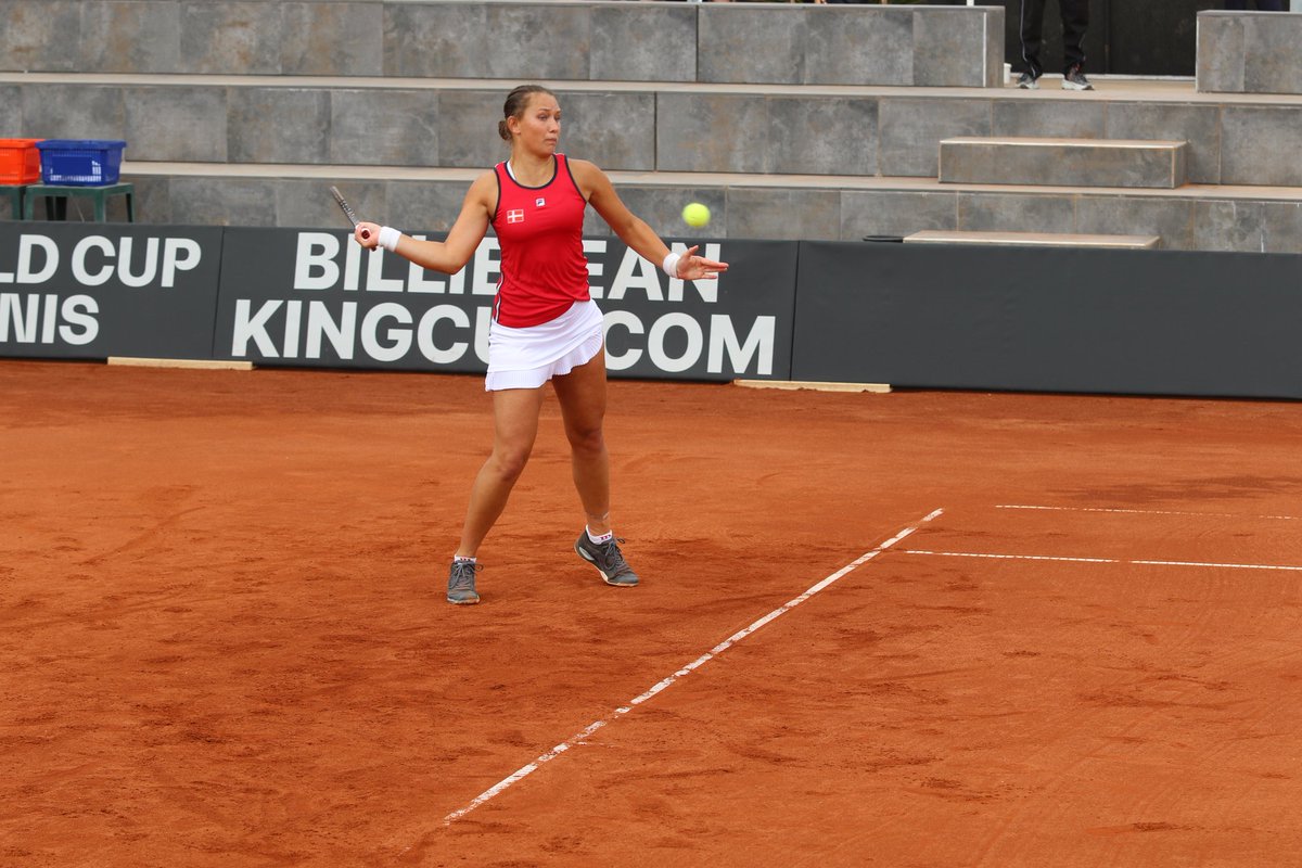 TTForgtr's tweet photo. 🇹🇷 Türkiye-Danimarka 🇩🇰 #BJKCUP serisinin ilk maçında Pemra Özgen Danimarkalı raket Johanne Christine Svendsen'i 6-2, 6-3'lük setlerle yendi 💪🏼

#BillieJeanKingCup | #HaydiTürkiye 🇹🇷 https://t.co/48ky5QRGgu
