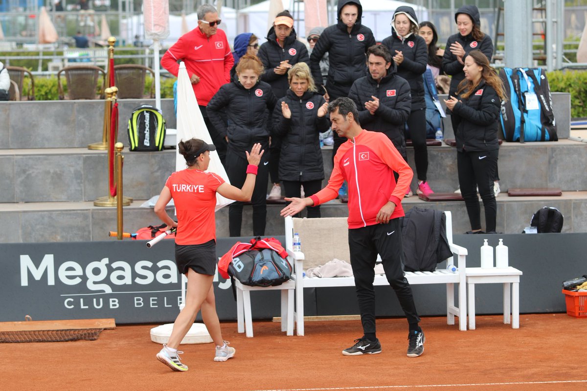 TTForgtr's tweet photo. 🇹🇷 Türkiye-Danimarka 🇩🇰 #BJKCUP serisinin ilk maçında Pemra Özgen Danimarkalı raket Johanne Christine Svendsen'i 6-2, 6-3'lük setlerle yendi 💪🏼

#BillieJeanKingCup | #HaydiTürkiye 🇹🇷 https://t.co/48ky5QRGgu