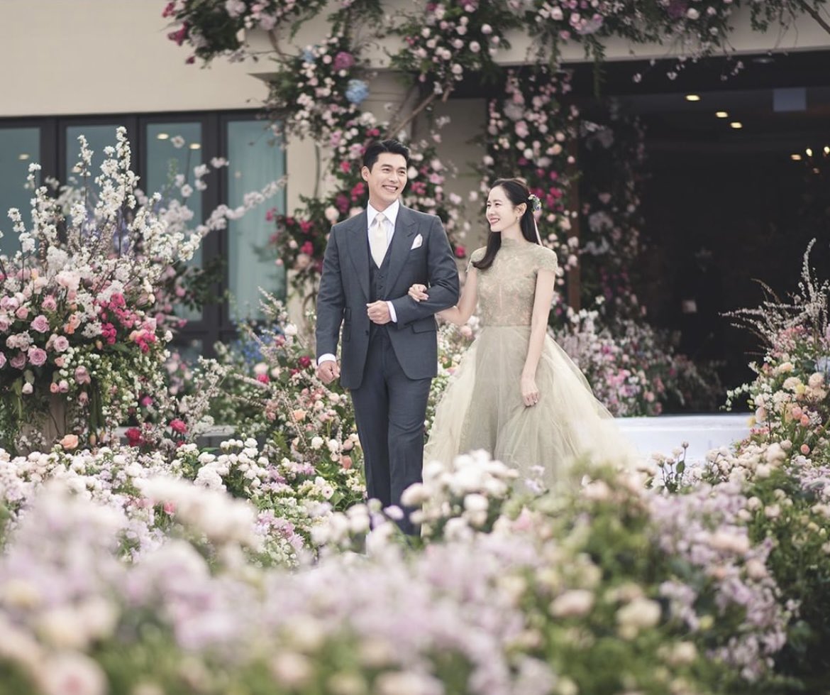 yejinhand_hk's tweet photo. OFFICIAL WEDDING PHOTOS😭💖🌺 https://t.co/dqO0SAEV8B